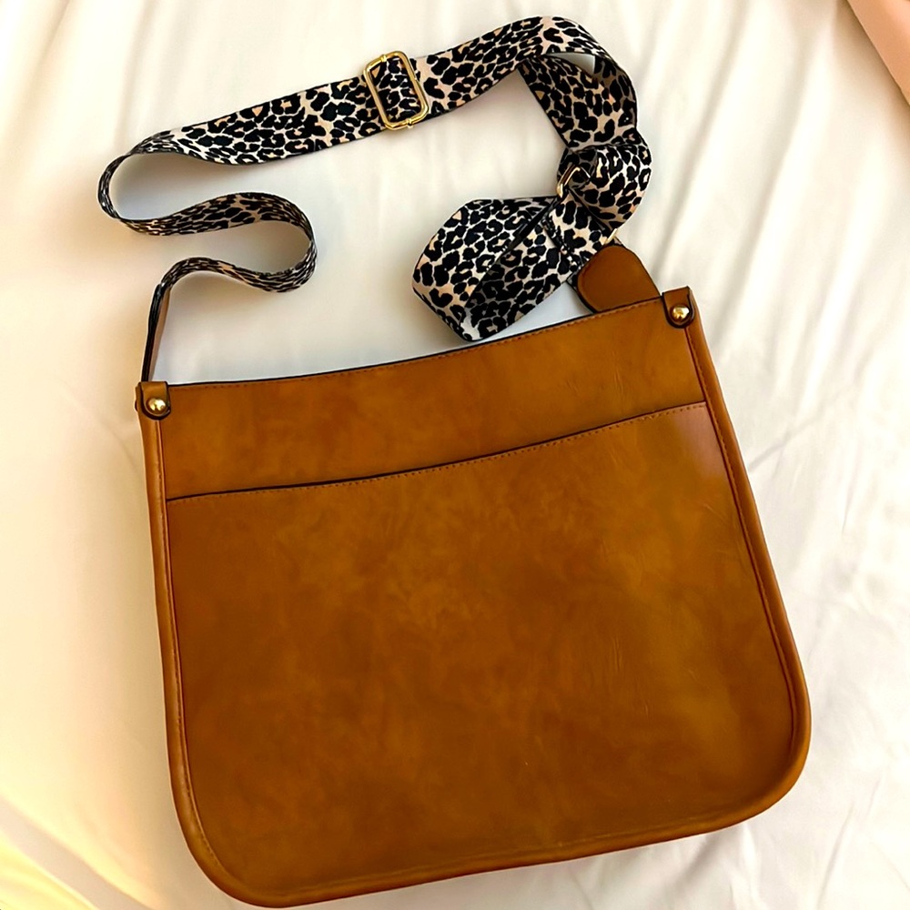 NWOT, crossbody with changeable strap